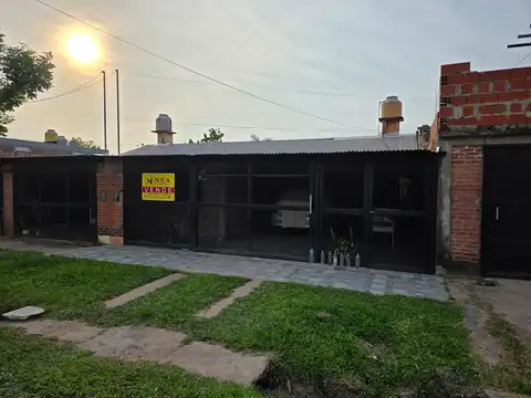 Casa de 2 dormitorios con patio en venta - Barrio Barberán