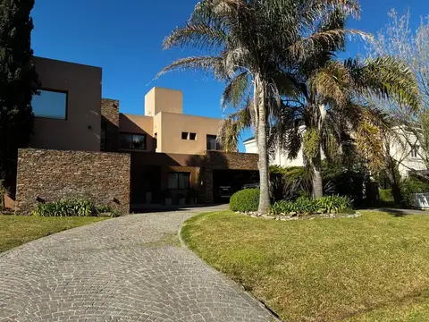 CASA DE CATEGORÍA CON PILETA, QUINCHO Y 4 DORMITORIOS