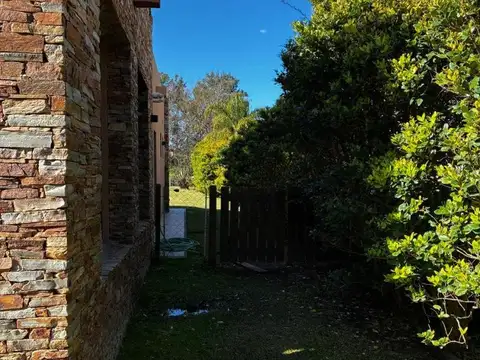 CASA DE CATEGORÍA CON PILETA, QUINCHO Y 4 DORMITORIOS
