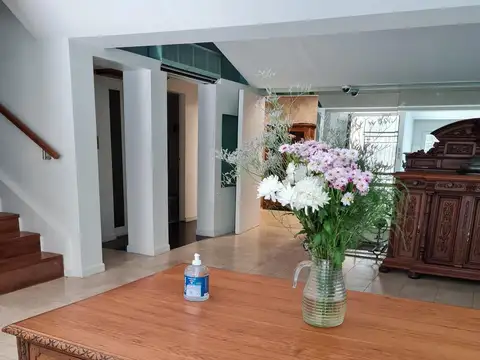 Casa 8 ambientes con 5 baños