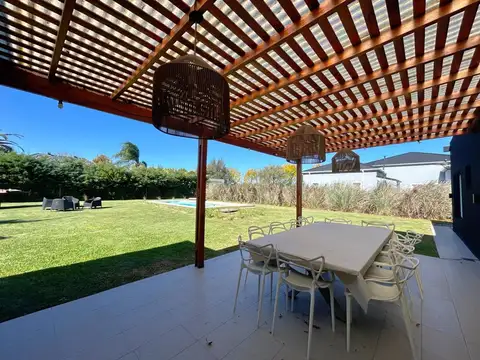 Casa 5 ambientes con 3 baños