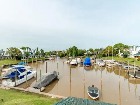 Imperdible dormy en Marina del Sol con cochera y amarra en alquiler, en excelente estado.