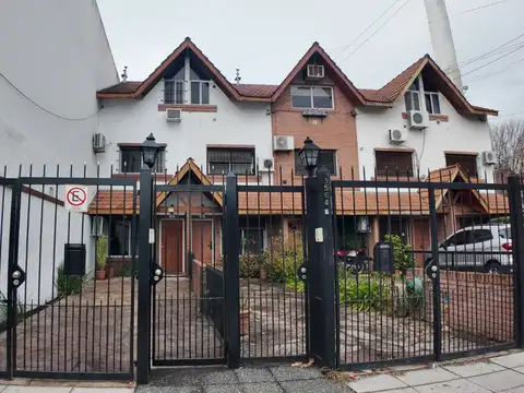 TRIPLEX EN VENTA 5 AMBIENTES COCHERA Y JARDIN