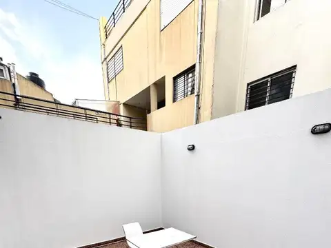 DEPARTAMENTO DE 2 AMBIENTES CON BALCON, PATIO Y COCHERA