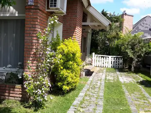 Casa 5 ambientes con 2 baños