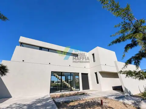 Casa en dos plantas con pileta - Lote con salida al rio en Naudir etapa 2