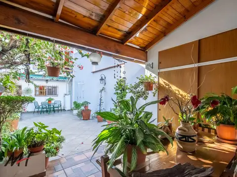 PH Impecable con Cochera, Patio y Quincho en Liniers.-