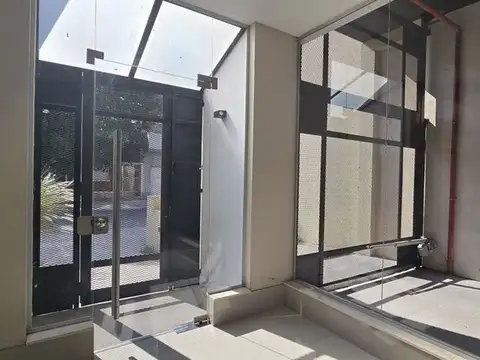 Cochera doble cubierta con portón automático