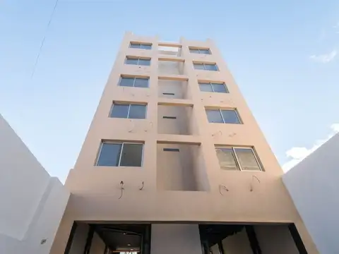 Cochera doble cubierta con portón automático