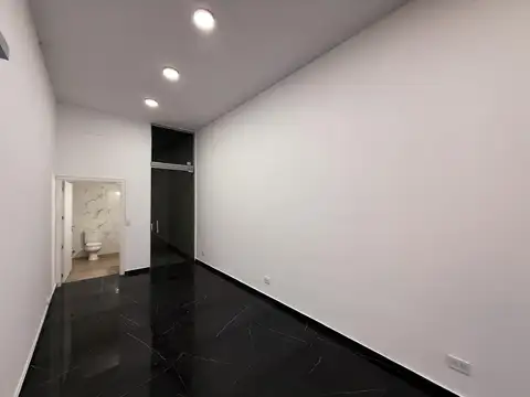 San Juan 2080 - Local Comercial Vidriado Al Frente De 30 M2   Patio En Alquiler - Centro, Rosario