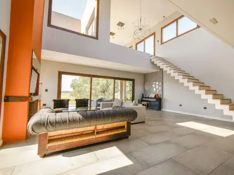 Casa en Venta con 2 cocheras