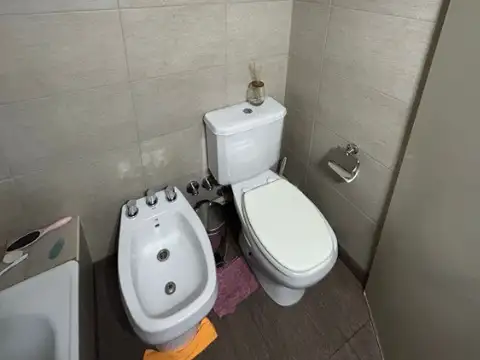 Departamento de 2 ambientes con cochera, edificio de categoría en Quilmes Centro