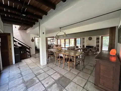 Casa en Venta con 3 cocheras