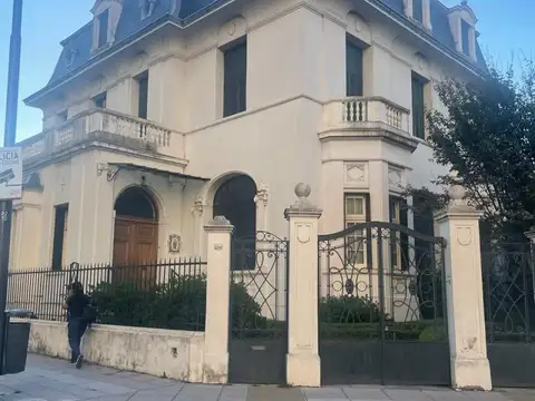 Casa en esquina de 3 plantas en Belgrano R
