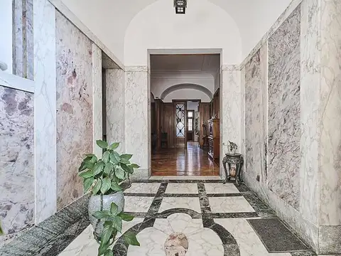 Casa en esquina de 3 plantas en Belgrano R