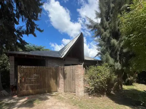 Casa de 2 dormitorios con patio y cocheras en venta en Villa Elisa sobre Calle 133 esquina 440 [Cod: ]