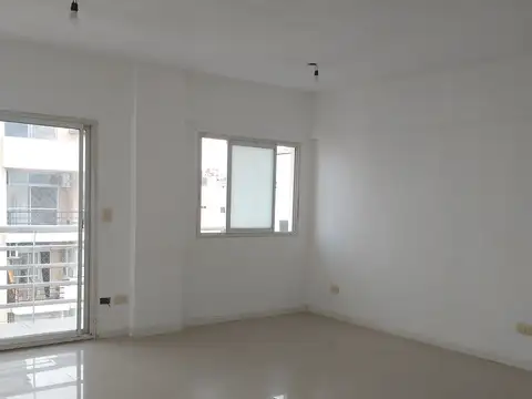 Impecable monoambiente - Superluminoso con gran balcón - Flores