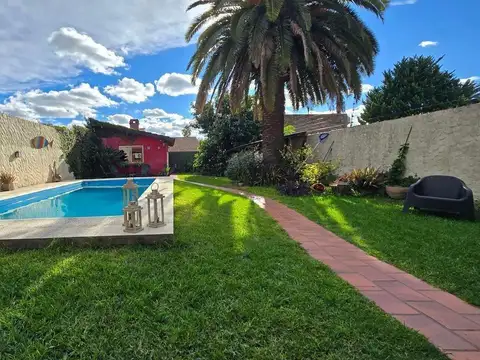 VENTA - CASA - CASTELAR - RECICLADA c/JARDIN, PILETA, QUINCHO, PARRILA, GARAGE 4 AUTOS
