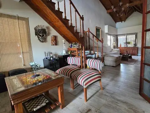 VENTA - CASA - CASTELAR - RECICLADA c/JARDIN, PILETA, QUINCHO, PARRILA, GARAGE 4 AUTOS