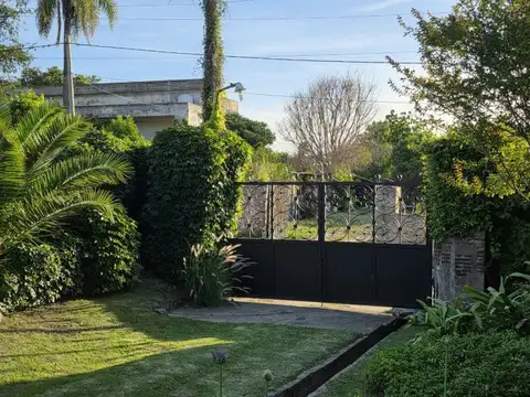 Excelente casa de 3 dormitorios con pileta + local comercial con baño + casa de un dormitorio +...
