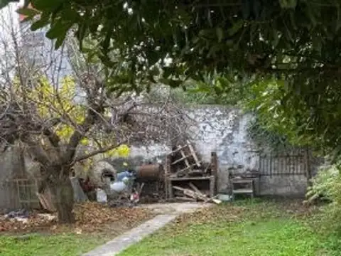 Lote de 10,47 x 43,3 con casa de 5 amb.-IDEAL EMPRENDIMIENTO