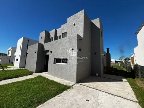 OPORTUNIDAD Casa en venta de 4 ambientes y cochera. Barrio Santa Lucia. Pilar 100