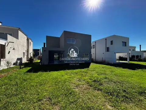 OPORTUNIDAD Casa en venta de 4 ambientes y cochera. Barrio Santa Lucia. Pilar