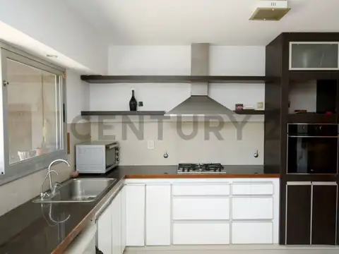 Casa de 3 dormitorios, parque y pileta en zona tranquila de Villa Elisa, La Plata.