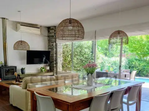 Casa de 3 dormitorios, parque y pileta en zona tranquila de Villa Elisa, La Plata.