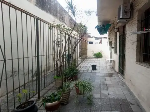 VENTA PH 4 AMBIENTES  + 2 PATIOS + CUARTO GUADADO + GALPON FLORES CABA
