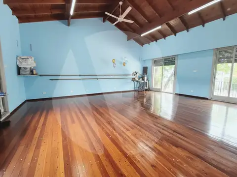 VENTA - CASA 4 AMBIENTES   SERVICIO   SALON   JARDIN