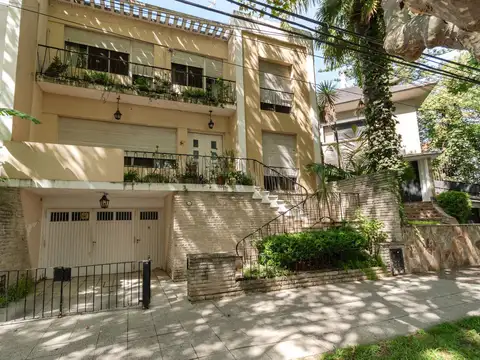 Muy buena casa en venta para actualizar con jardín y cochera en Vicente López.