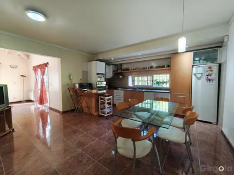 Casa 6 ambientes con 3 baños
