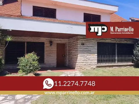 Imponente Casa de 560 m² en Lote de 1015,50 m² con Jardín y Cochera para 4 Vehículos- En Venta.