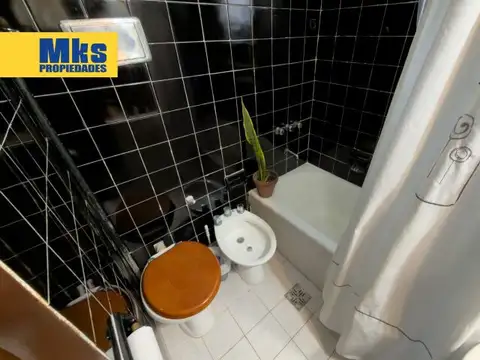 Venta. Casa 4 ambientes. Patio y Jardin.