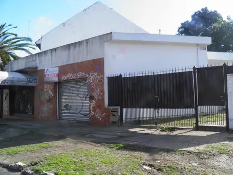 CASA CON 2 LOCALES (UNO ALQUILADO)- FONDO LIBRE.- 14 MTS DE FRENTE-