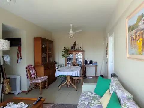 Departamento 3 ambientes en 4to piso con dos balcones. Vista libre