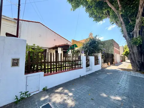 CASA ESTLO INGLES 3 DORMITORIOS 200 MTS DE FONDO IMPECABLE