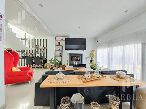 Casa en Venta con 4 cocheras