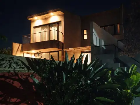 Casa de dos pisos hecha a nuevo 5 amb 300m2 500m2 lote.Parque Pileta