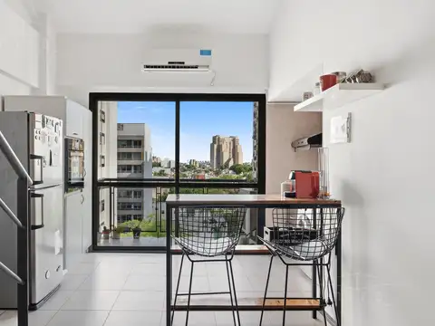 Loft luminoso con balcón y gran altura – En excelente estado