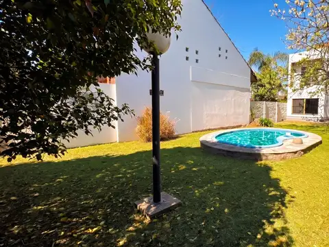 Casa venta 5 ambientes piscina ituzaingo norte
