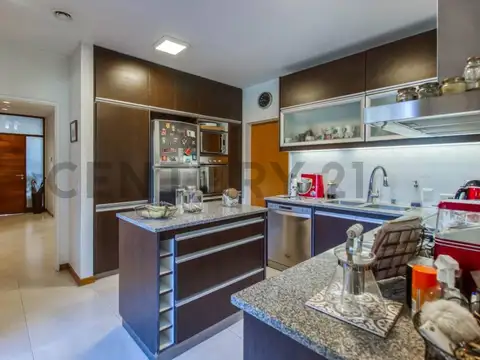 Casa en Venta con 2 cocheras