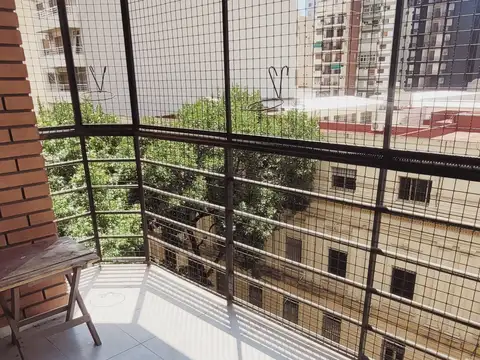 DEPARTAMENTO AMPLIO  Y LUMINOSO  AL FRENTE CON COCHERA - IMPECABLE -