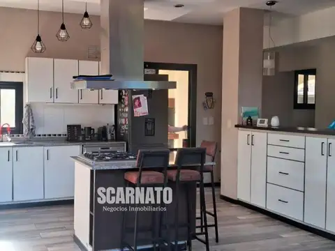 Casa 6 ambientes con 2 baños