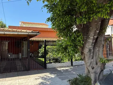 Chalet en 2 Plantas con Hermoso Jardín y Piscina