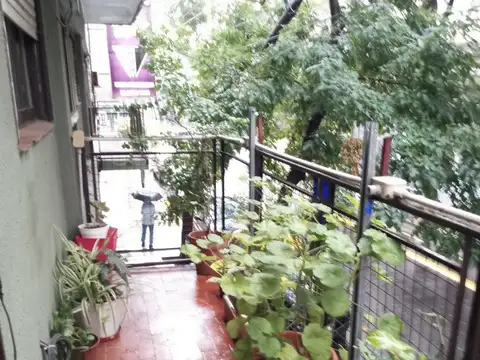 EXCELENTE DEPARTAMENTO DE 4 AMBIENTES CON BALCON Y PATIO