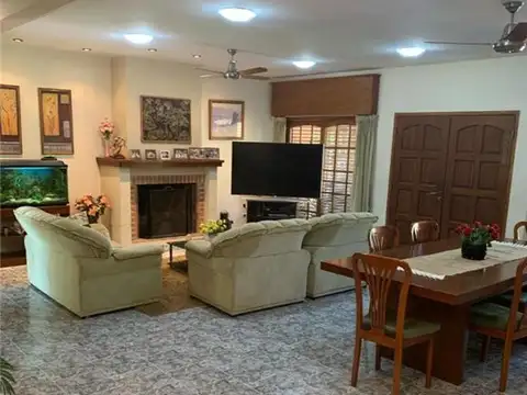 Casa en Venta con 6 cocheras