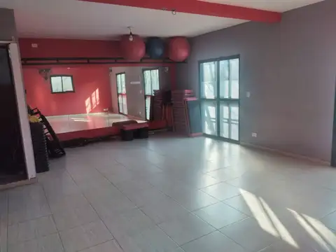 Local con vivienda, a metros de la estación Glew