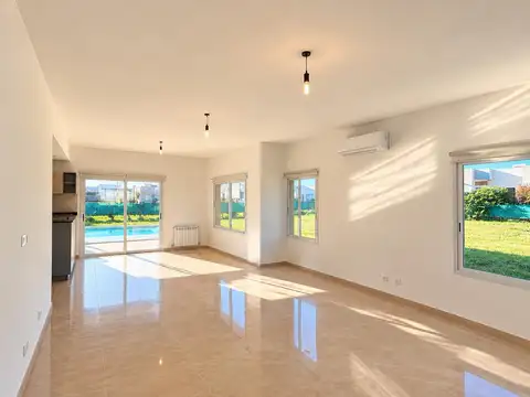 Casa en Alquiler en Pilar del Este - San Ramón, USD 1.400